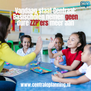 kinderen aan tafel met docent