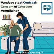 Zorgverlener helpt oudere