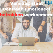 mensen achter een computer